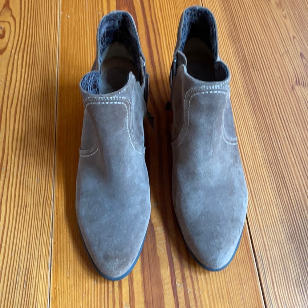 Ariat light brown ankle boots size 8.